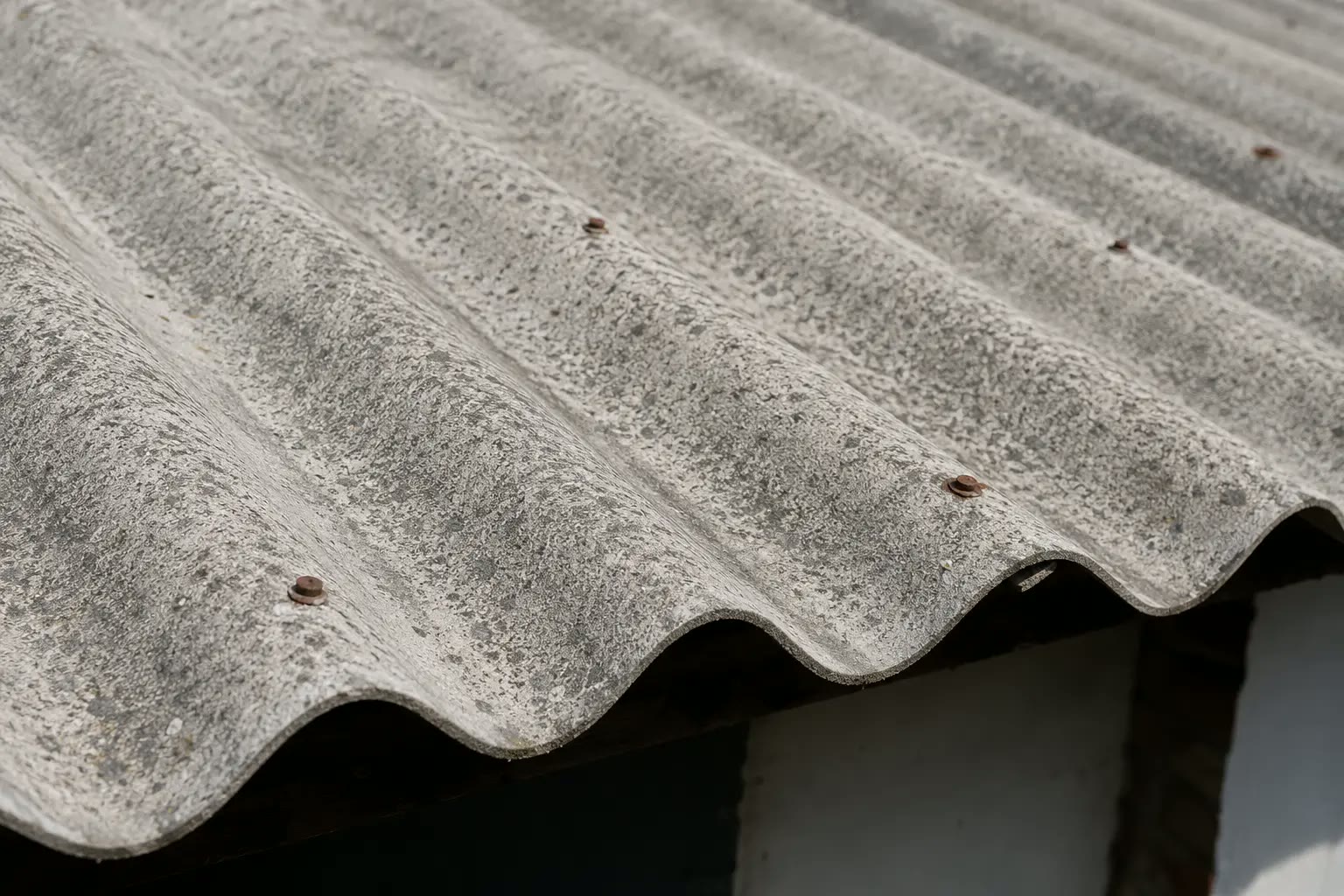 Asbestcement golfplaten op een bestaand bijgebouw
