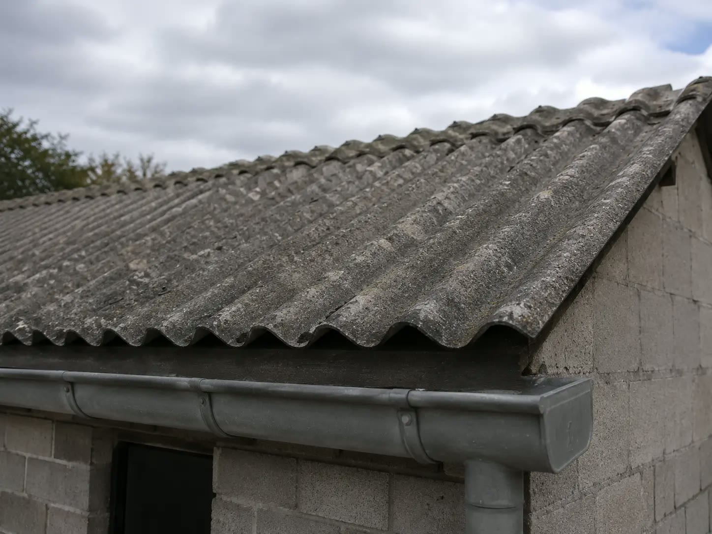 Golfplaten — mogelijk asbesthoudend materiaal